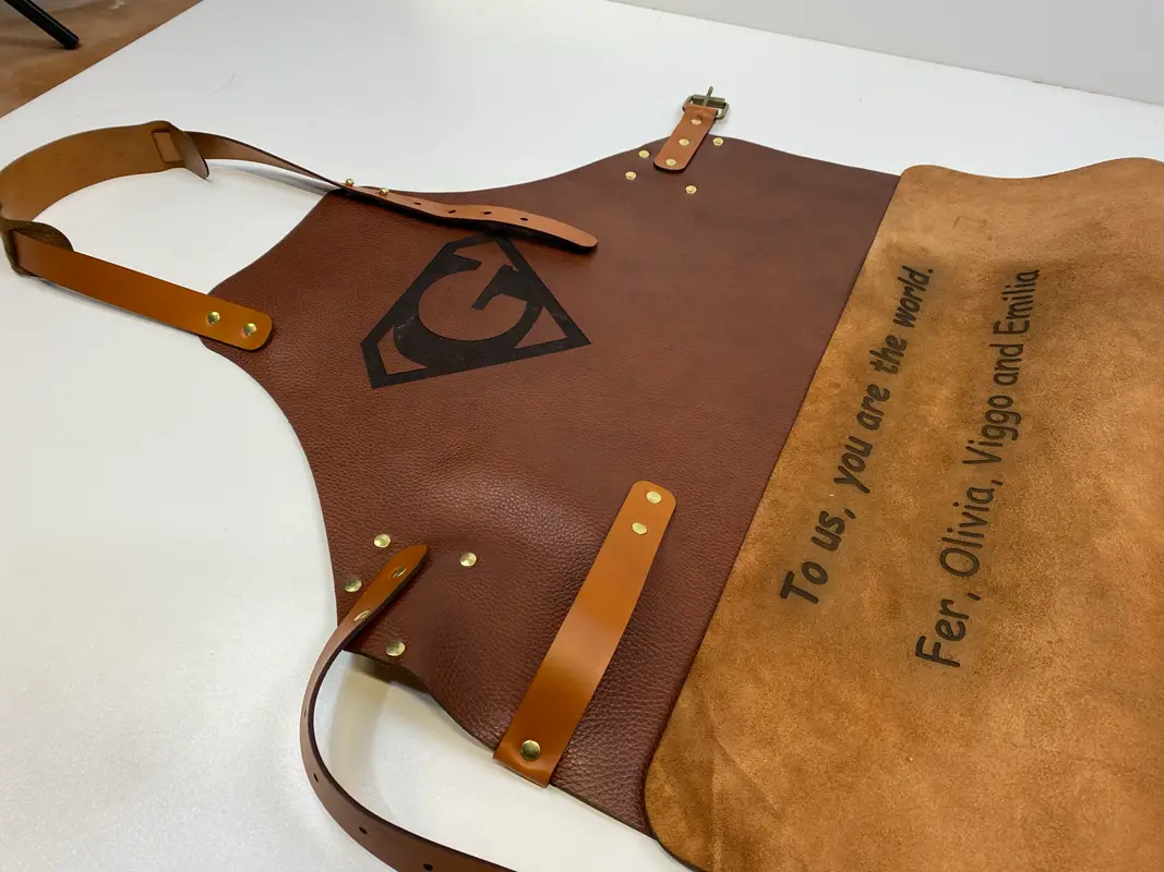 tablier en cuir personnalise recto et verso 