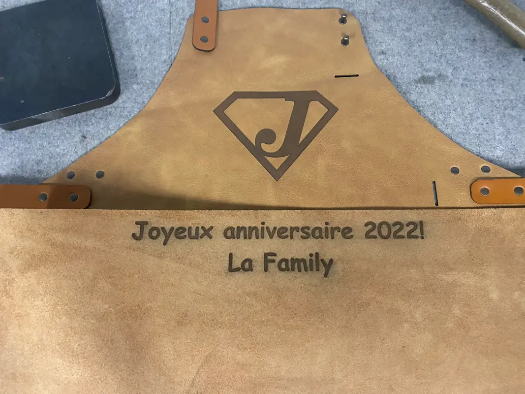tablier en cuir personnalise J