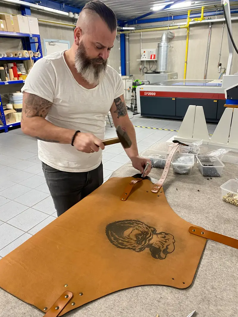 tablier en cuir personnalisé artisanal atelier