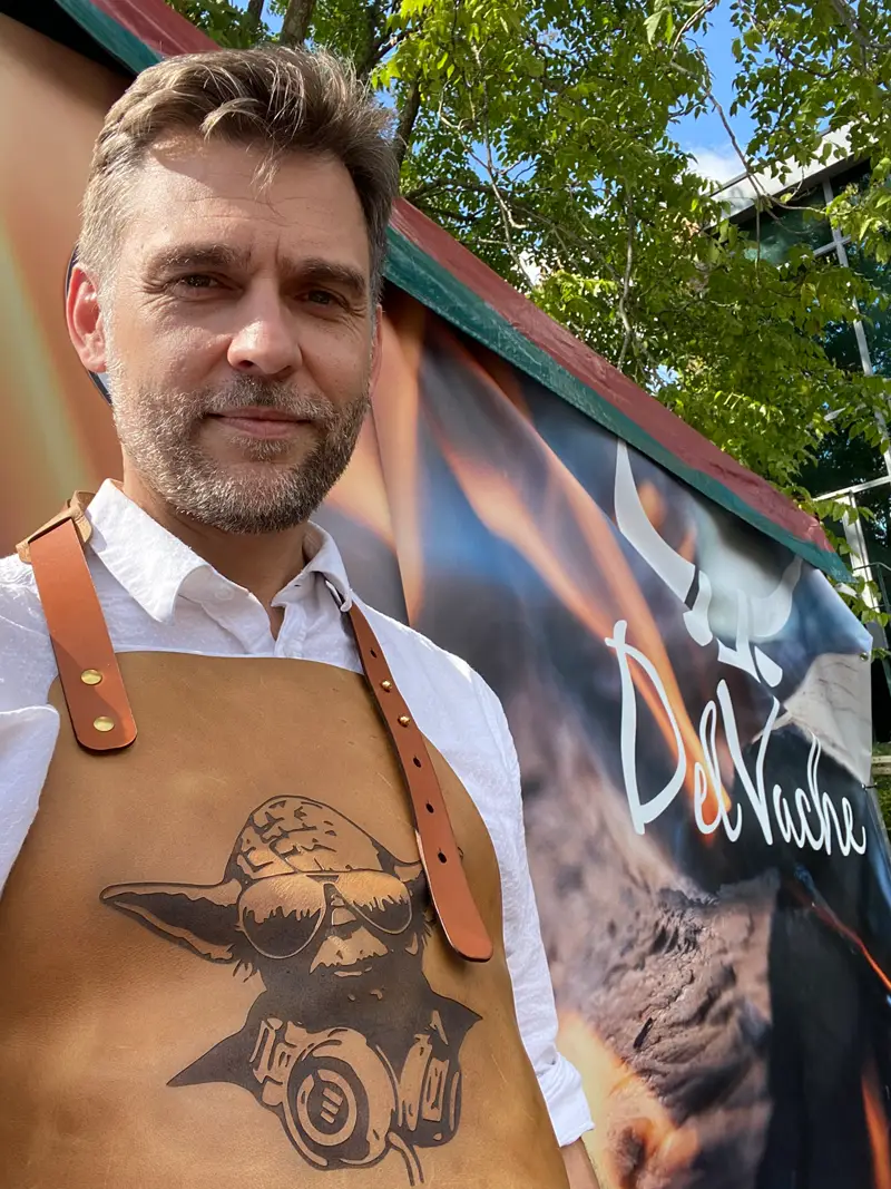 personnalisation sur mesure sur un tablier en cuir pour barbecue maitre yoda 