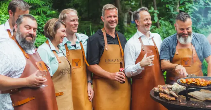 Tablier cuir barbecue personnalisé DelVache utilisé lors d'une grillade en extérieur
