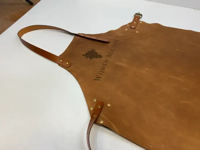 tablier en cuir : entretien du cuir avec un chiffon humide