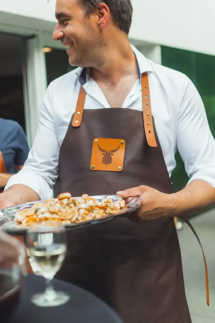 notre chef et son sublime tablier en cuir de cuisine