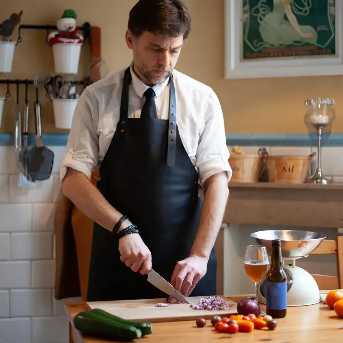 chef cuisinier qui coupe ses légumes avec un couteau japonais