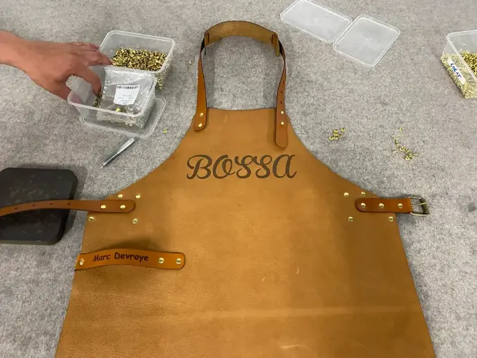 tablier de cuisine en cuir personnalisé