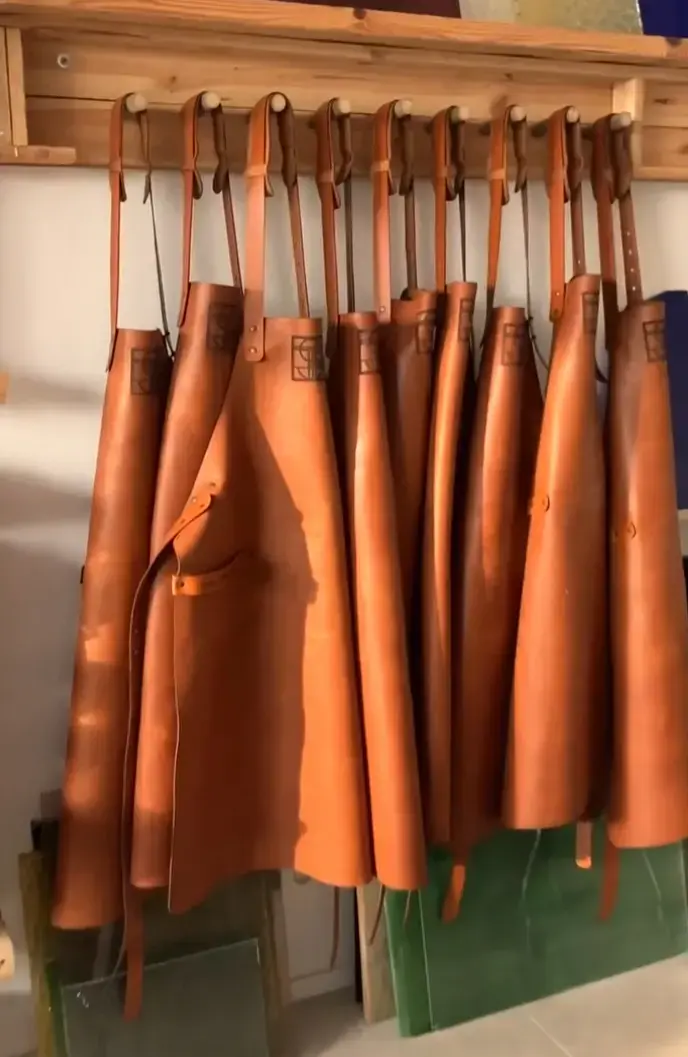 Tabliers en cuir à l'atelier Springael