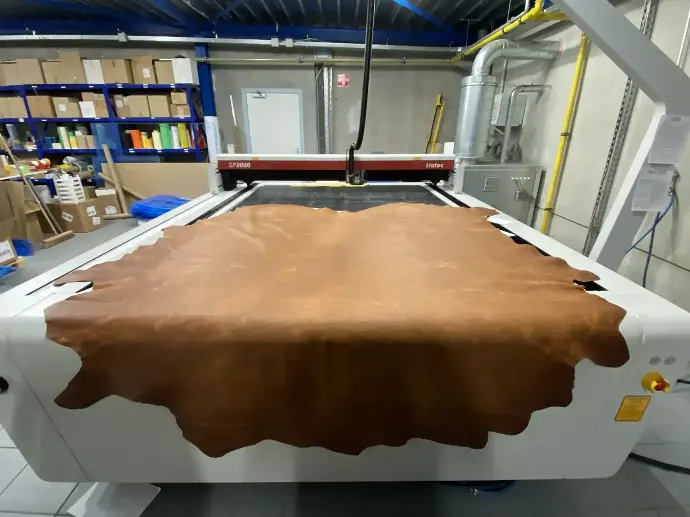 machine laser pour fabriquer nos tabliers en cuir sur mesure 