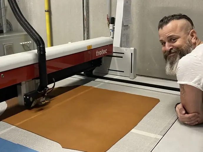 découpe laser pour nos tabliers artisanaux