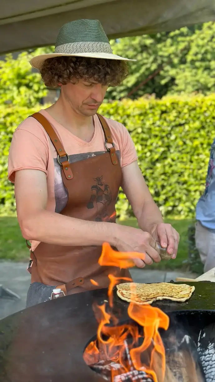 Personalisatie eigen logo op leren schort