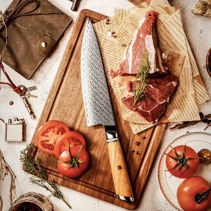 Couteau de Chef – Acier damassé 67 couches avec noyau AUS-10 – Manche élégant en bois d’olivier – Tranchant rasoir, dureté 60±2 HRC – Design ergonomique et haut de gamme