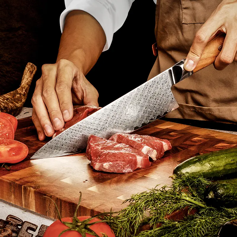 Couteau de Chef – Acier damassé 67 couches avec noyau AUS-10 – Manche élégant en bois d’olivier – Tranchant rasoir, dureté 60±2 HRC – Design ergonomique et haut de gamme