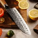 Couteau Santoku – Acier damassé 67 couches avec noyau AUS-10 – Manche élégant en bois d’olivier – Tranchant rasoir, dureté 60±2 HRC – Design ergonomique et haut de gamme