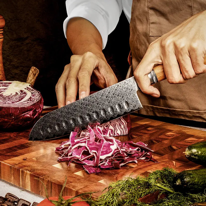 Couteau Santoku – Acier damassé 67 couches avec noyau AUS-10 – Manche élégant en bois d’olivier – Tranchant rasoir, dureté 60±2 HRC – Design ergonomique et haut de gamme