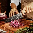 Couteau Santoku – Acier damassé 67 couches avec noyau AUS-10 – Manche élégant en bois d’olivier – Tranchant rasoir, dureté 60±2 HRC – Design ergonomique et haut de gamme