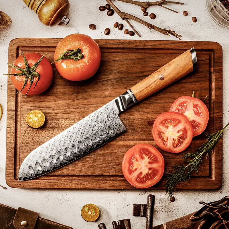 Couteau Santoku – Acier damassé 67 couches avec noyau AUS-10 – Manche élégant en bois d’olivier – Tranchant rasoir, dureté 60±2 HRC – Design ergonomique et haut de gamme