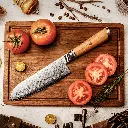 Couteau Santoku – Acier damassé 67 couches avec noyau AUS-10 – Manche élégant en bois d’olivier – Tranchant rasoir, dureté 60±2 HRC – Design ergonomique et haut de gamme