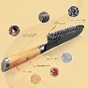 Couteau Santoku – Acier damassé 67 couches avec noyau AUS-10 – Manche élégant en bois d’olivier – Tranchant rasoir, dureté 60±2 HRC – Design ergonomique et haut de gamme