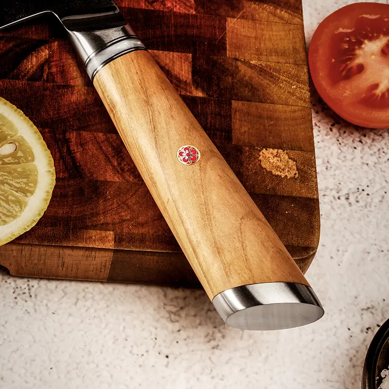 Couteau Santoku – Acier damassé 67 couches avec noyau AUS-10 – Manche élégant en bois d’olivier – Tranchant rasoir, dureté 60±2 HRC – Design ergonomique et haut de gamme