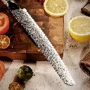 Couteau à Pain – Acier damassé 67 couches avec noyau AUS-10 – Manche élégant en bois d’olivier – Tranchant rasoir, dureté 60±2 HRC – Design ergonomique et haut de gamme