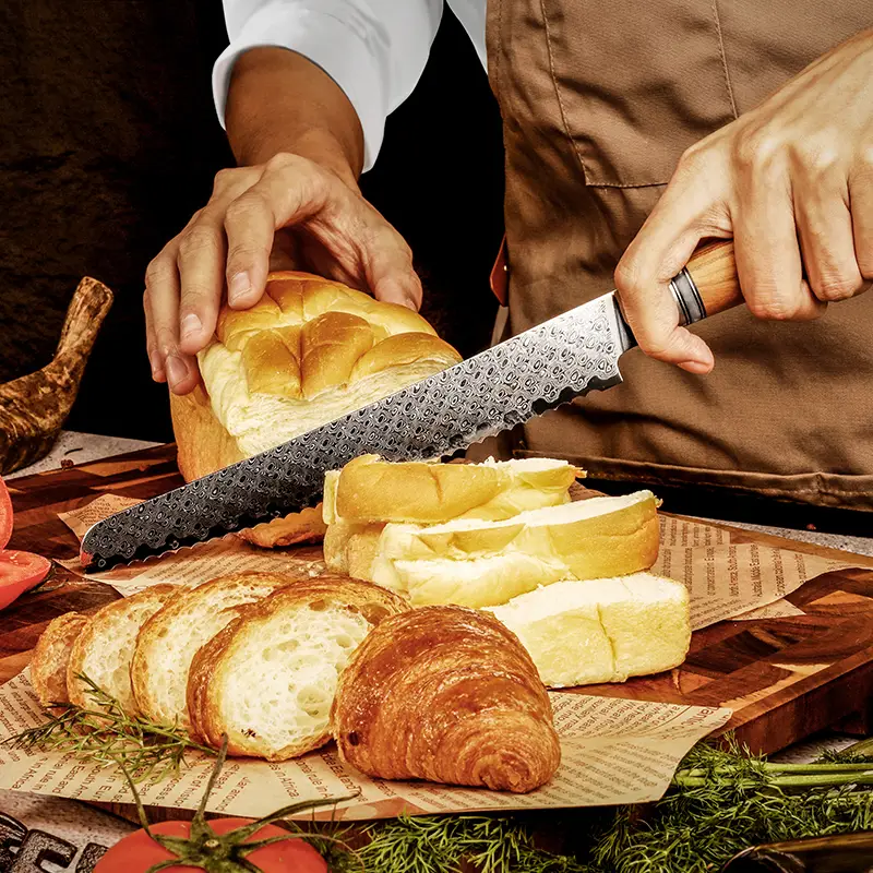 Couteau à Pain – Acier damassé 67 couches avec noyau AUS-10 – Manche élégant en bois d’olivier – Tranchant rasoir, dureté 60±2 HRC – Design ergonomique et haut de gamme