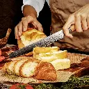 Couteau à Pain – Acier damassé 67 couches avec noyau AUS-10 – Manche élégant en bois d’olivier – Tranchant rasoir, dureté 60±2 HRC – Design ergonomique et haut de gamme