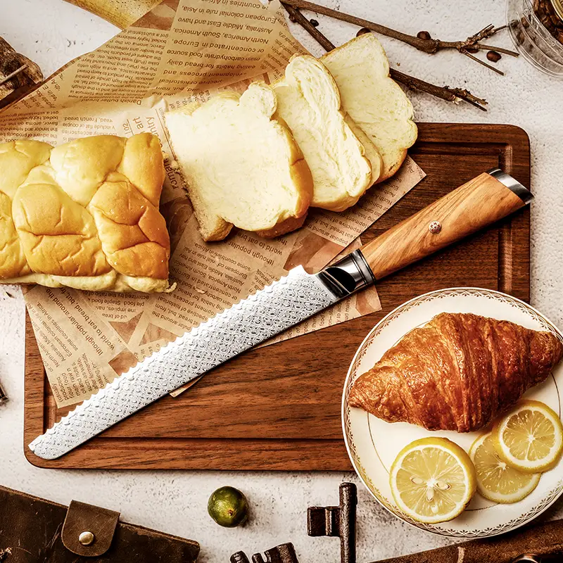 Couteau à Pain – Acier damassé 67 couches avec noyau AUS-10 – Manche élégant en bois d’olivier – Tranchant rasoir, dureté 60±2 HRC – Design ergonomique et haut de gamme