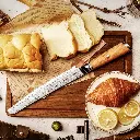 Couteau à Pain – Acier damassé 67 couches avec noyau AUS-10 – Manche élégant en bois d’olivier – Tranchant rasoir, dureté 60±2 HRC – Design ergonomique et haut de gamme