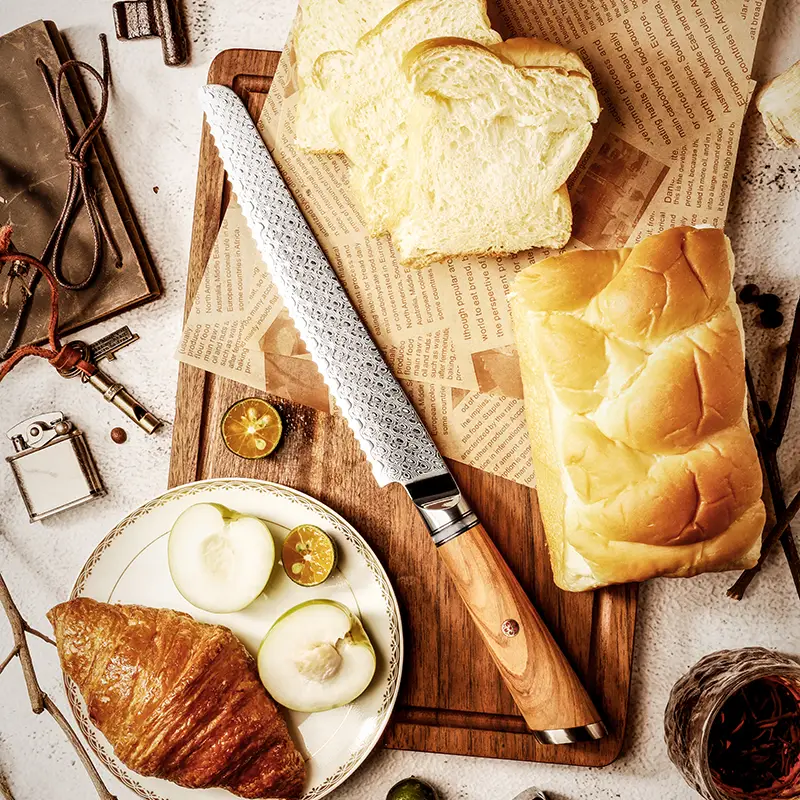 Couteau à Pain – Acier damassé 67 couches avec noyau AUS-10 – Manche élégant en bois d’olivier – Tranchant rasoir, dureté 60±2 HRC – Design ergonomique et haut de gamme