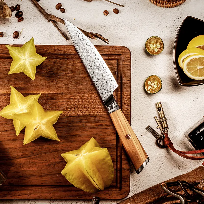 Couteau Utilitaire – Acier damassé 67 couches avec noyau AUS-10 – Manche élégant en bois d’olivier – Tranchant rasoir, dureté 60±2 HRC – Design ergonomique et haut de gamme