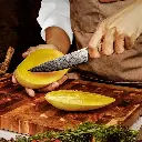 Couteau Utilitaire – Acier damassé 67 couches avec noyau AUS-10 – Manche élégant en bois d’olivier – Tranchant rasoir, dureté 60±2 HRC – Design ergonomique et haut de gamme