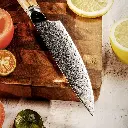 Couteau Utilitaire – Acier damassé 67 couches avec noyau AUS-10 – Manche élégant en bois d’olivier – Tranchant rasoir, dureté 60±2 HRC – Design ergonomique et haut de gamme