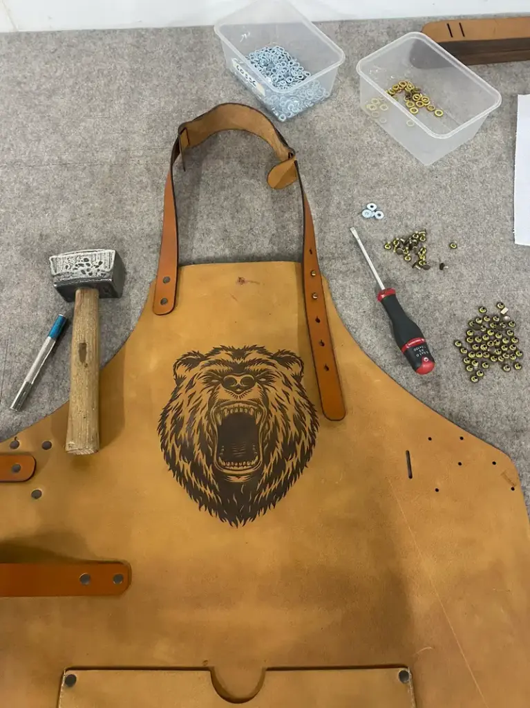 Tablier en cuir personnalisé avec motif d’ours