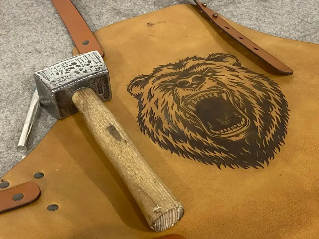 Tablier en cuir personnalisé avec motif d’ours