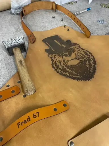 Personalisierte Lederschürze mit Bärenmotiv